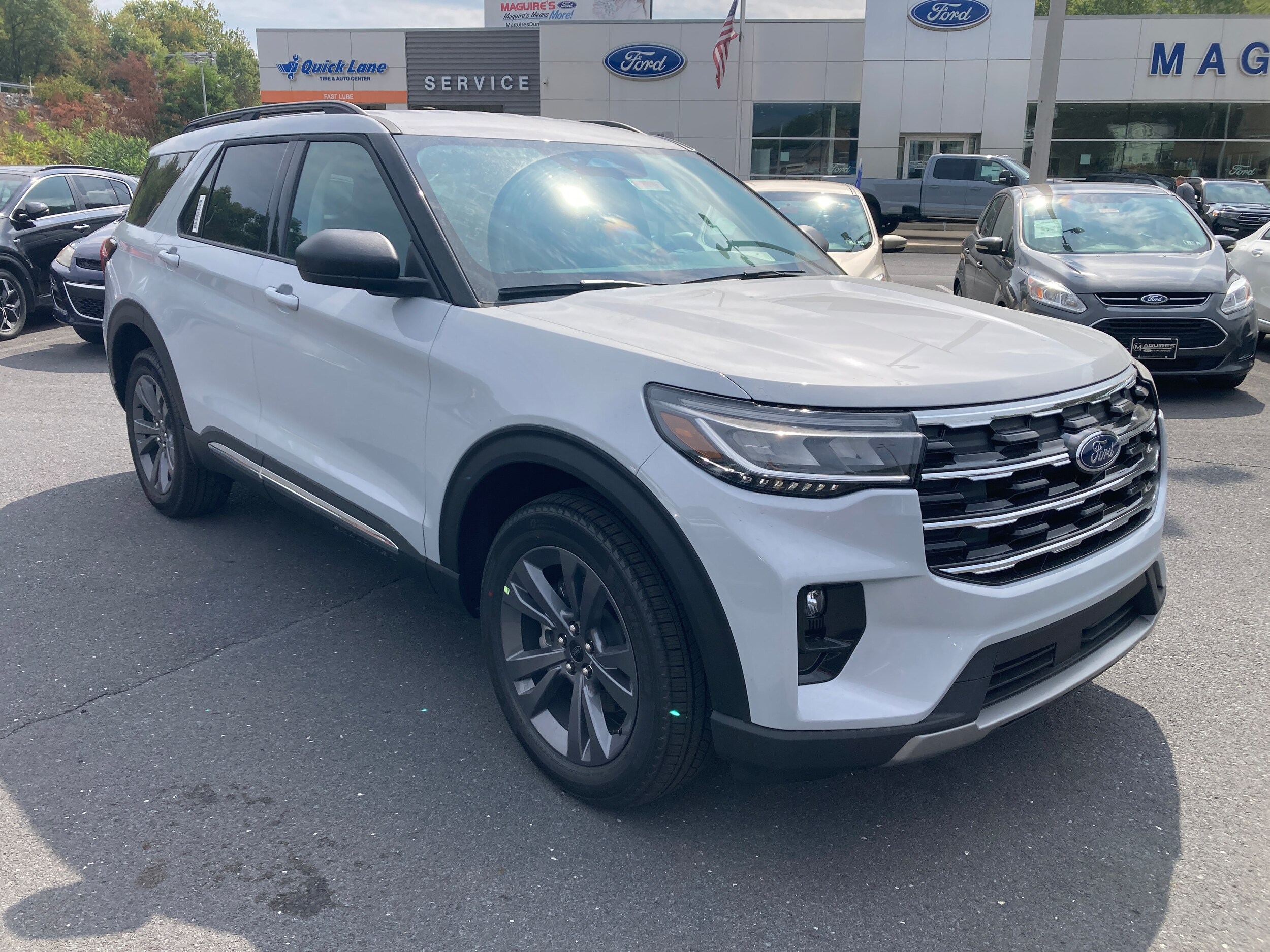 2025 Ford Explorer photo 2