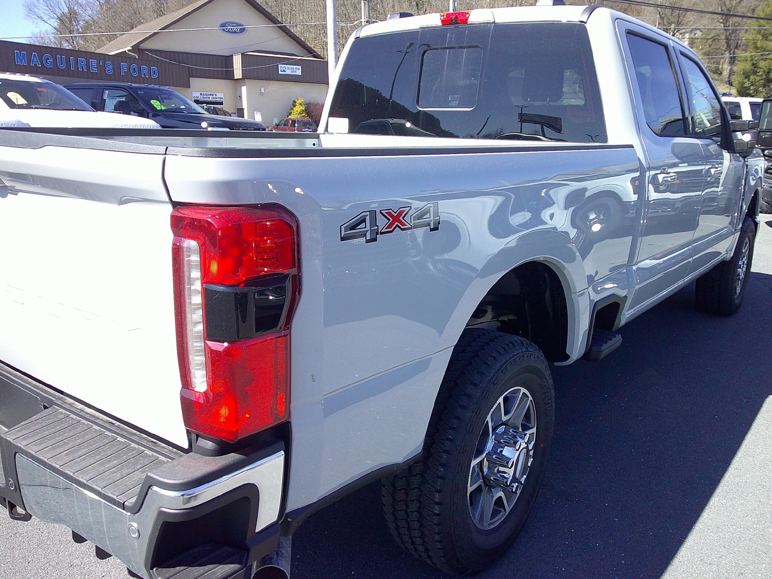 2025 Ford F-250 Lariat photo 3