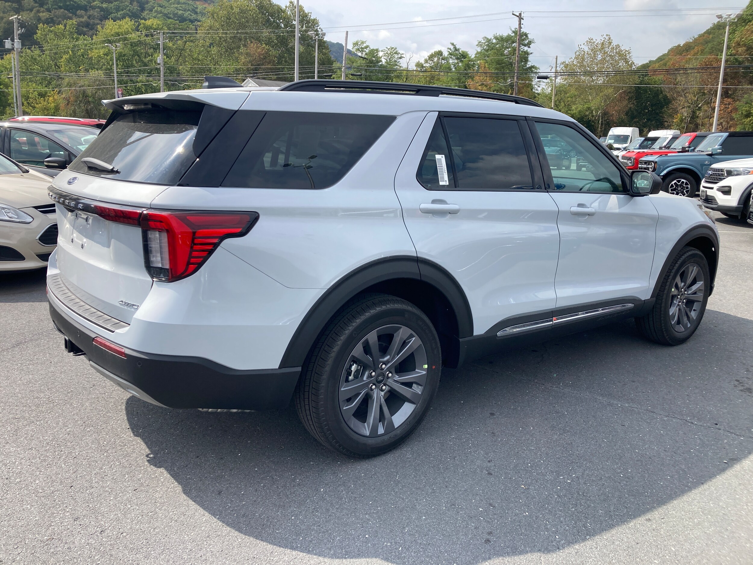 2025 Ford Explorer photo 3