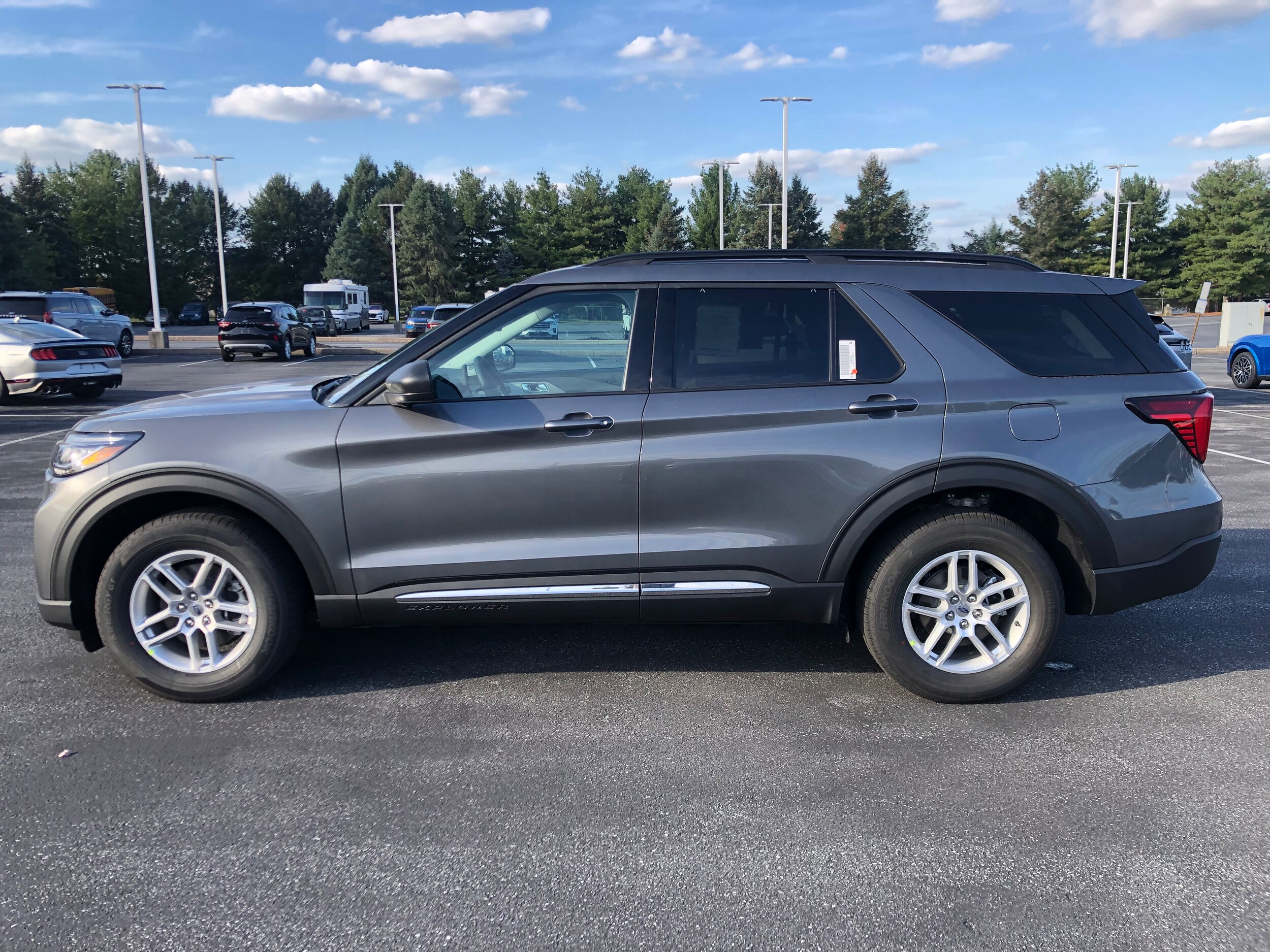 2025 Ford Explorer photo 2