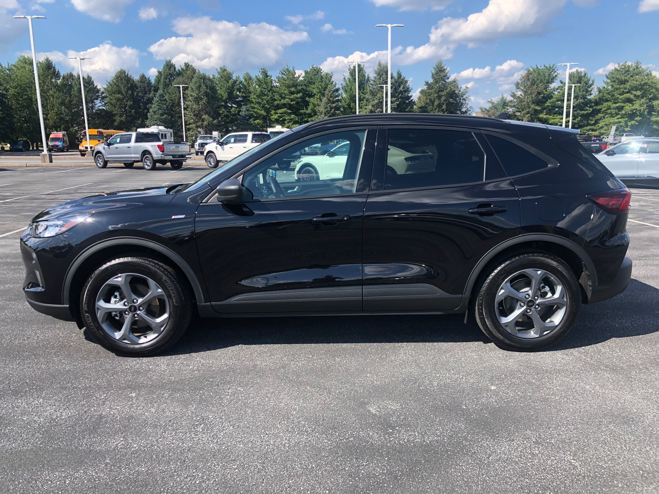 2025 Ford Escape ST-Line photo 2