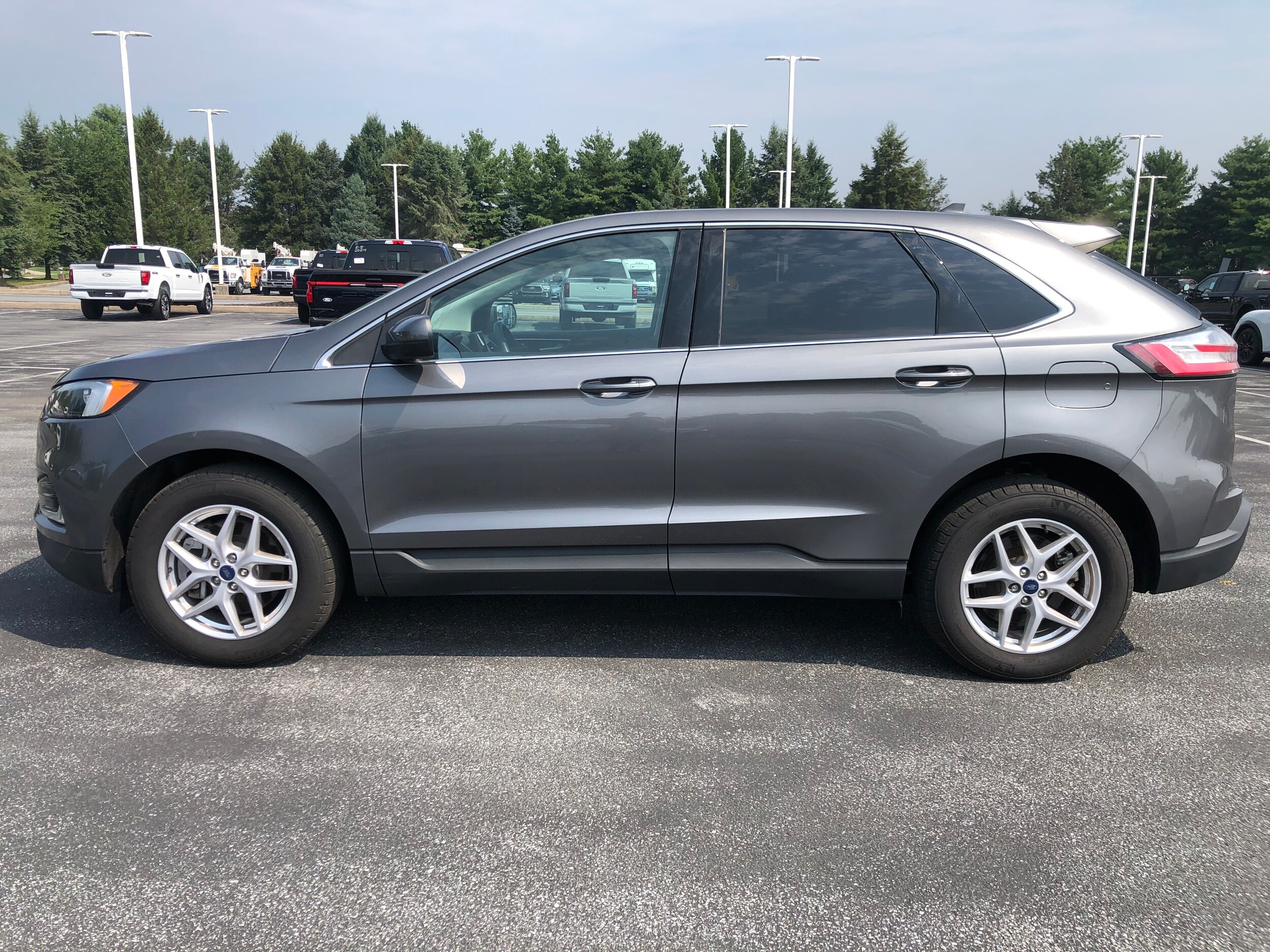 2022 Ford Edge SEL photo 2