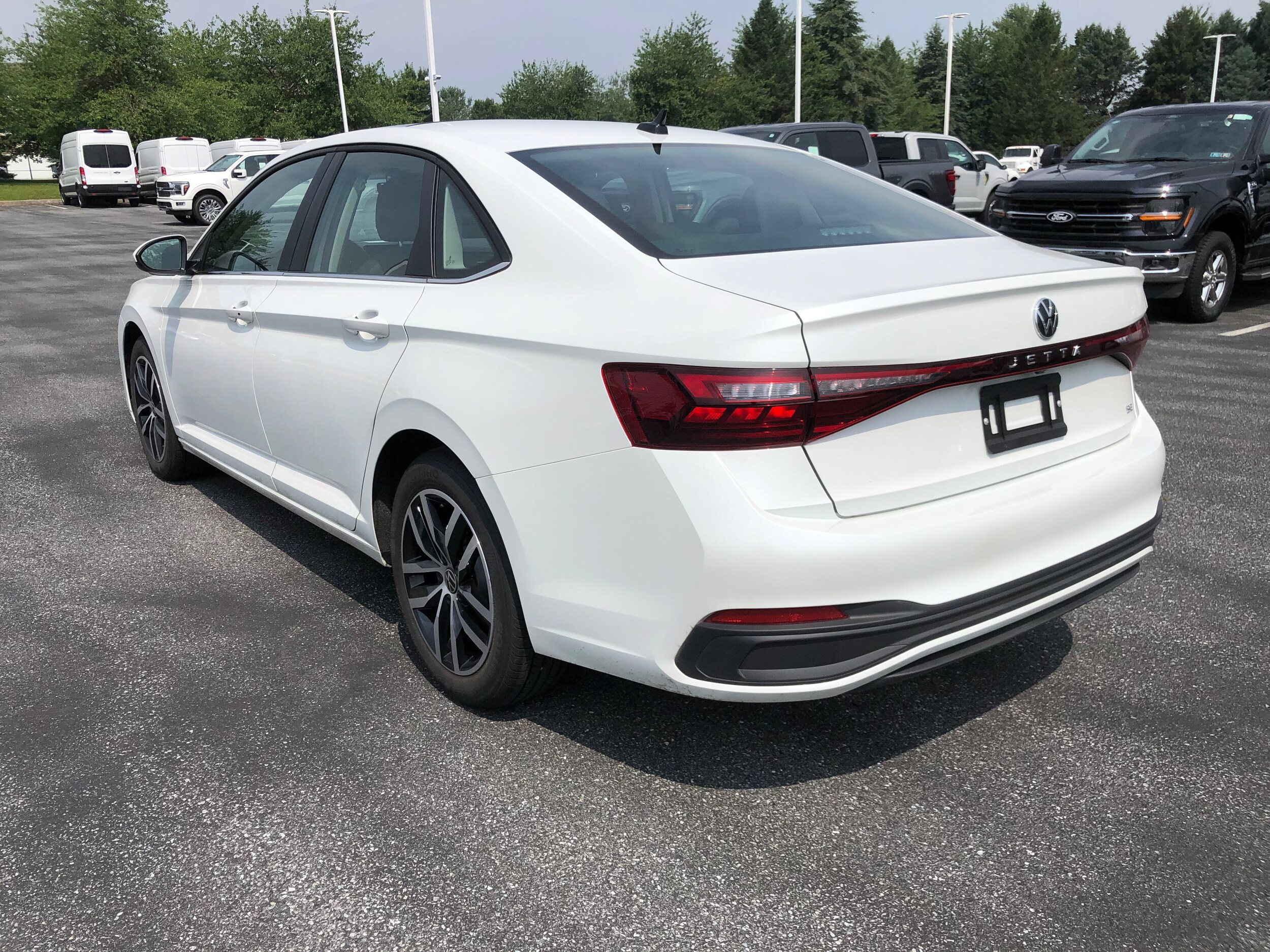 2025 Volkswagen Jetta 1.5T SE photo 3