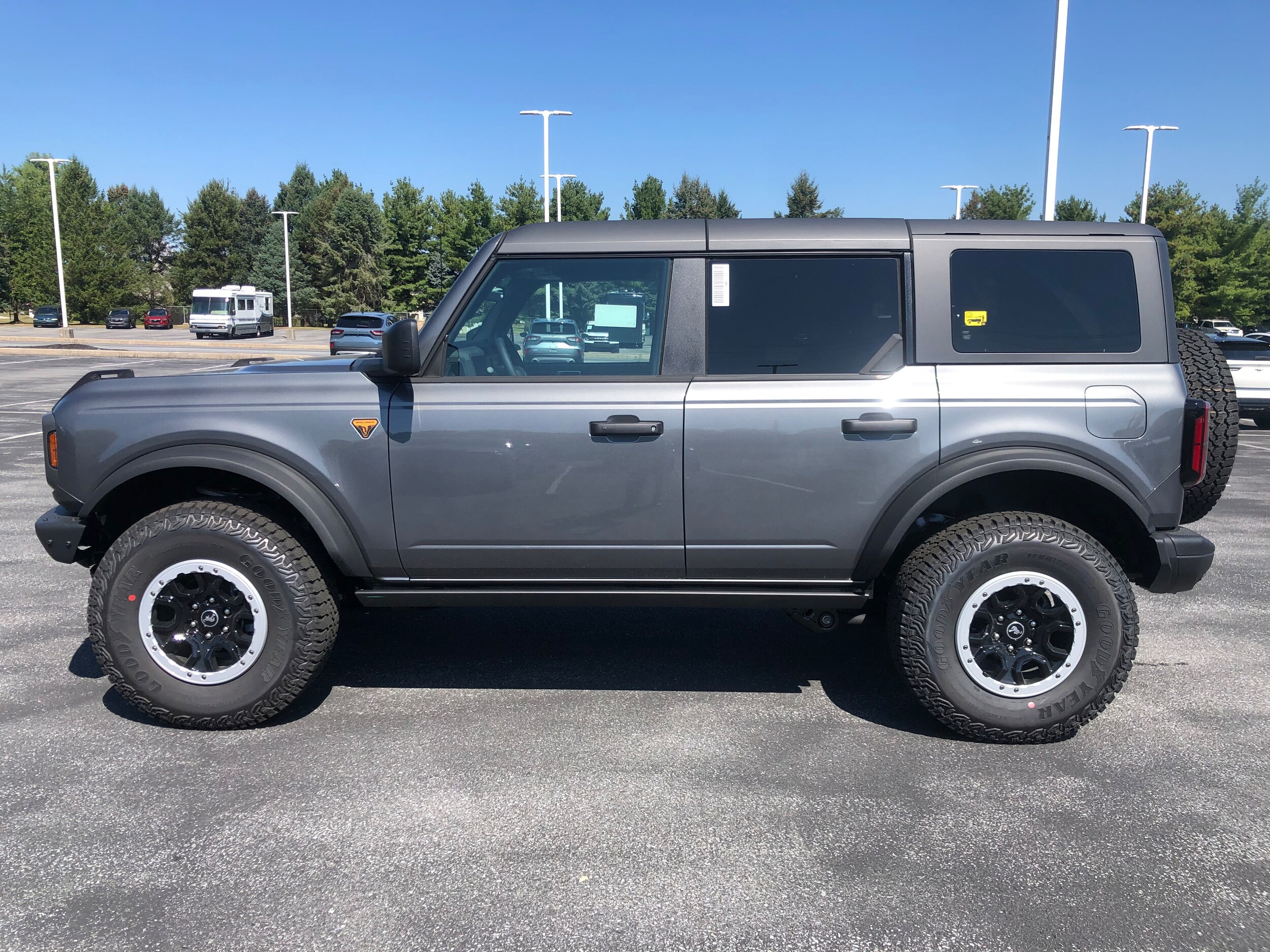 2025 Ford Bronco Badlands photo 2