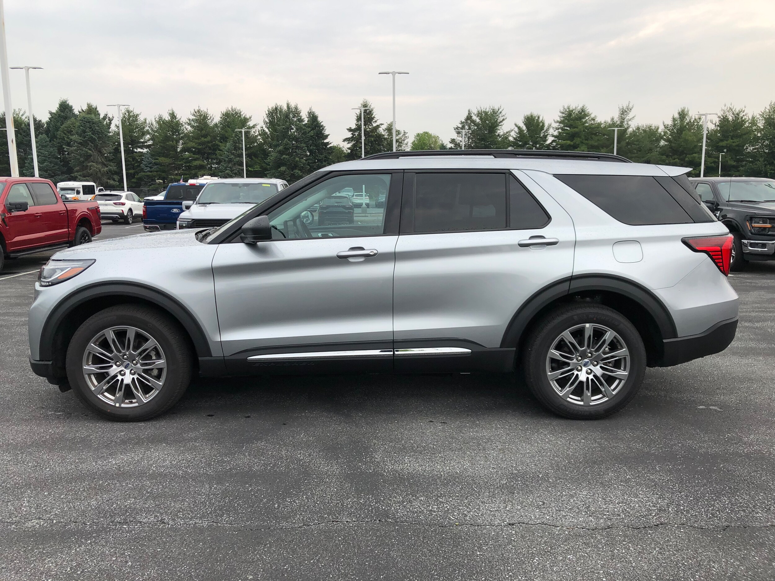 2025 Ford Explorer photo 2