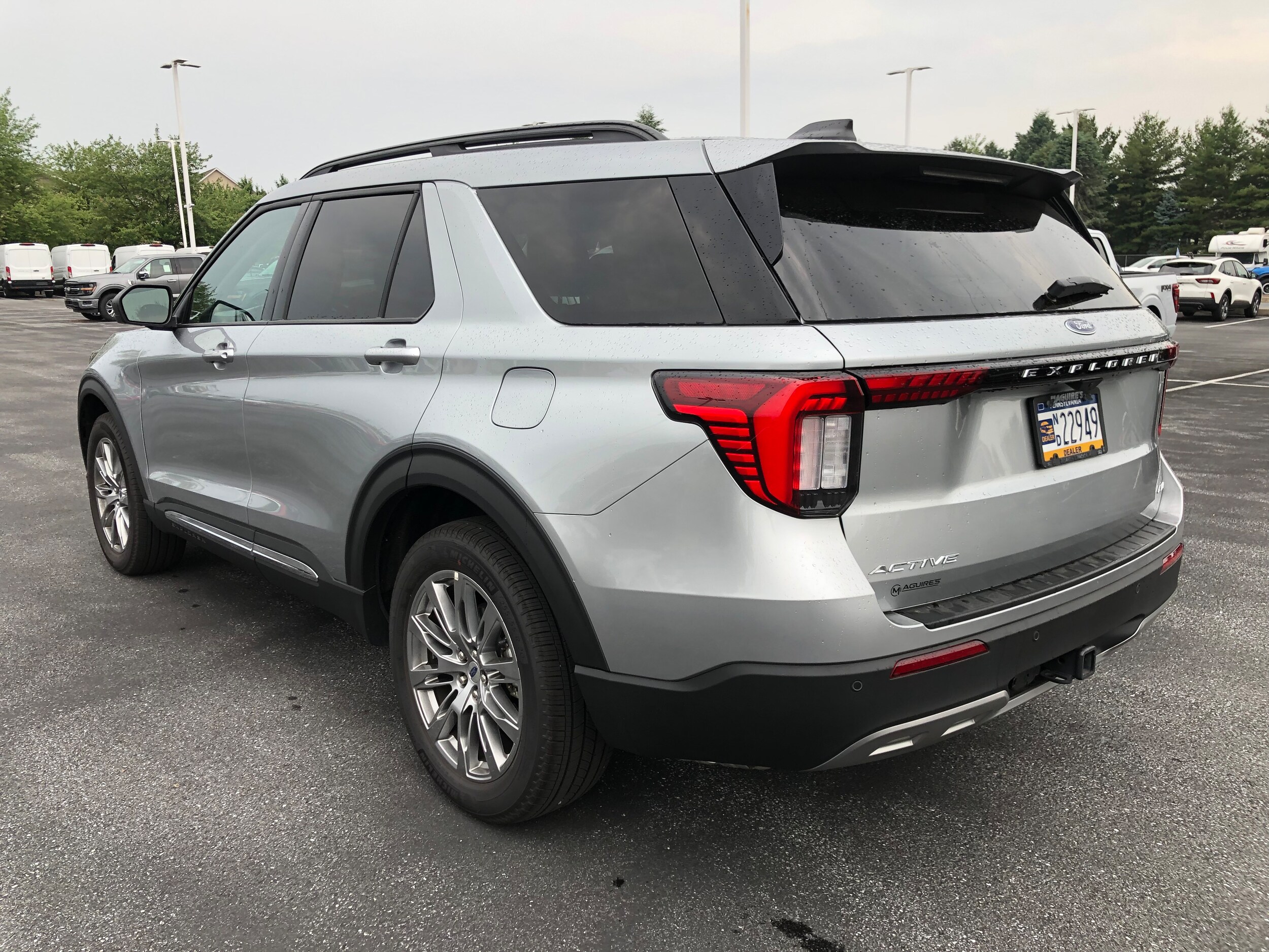 2025 Ford Explorer photo 3