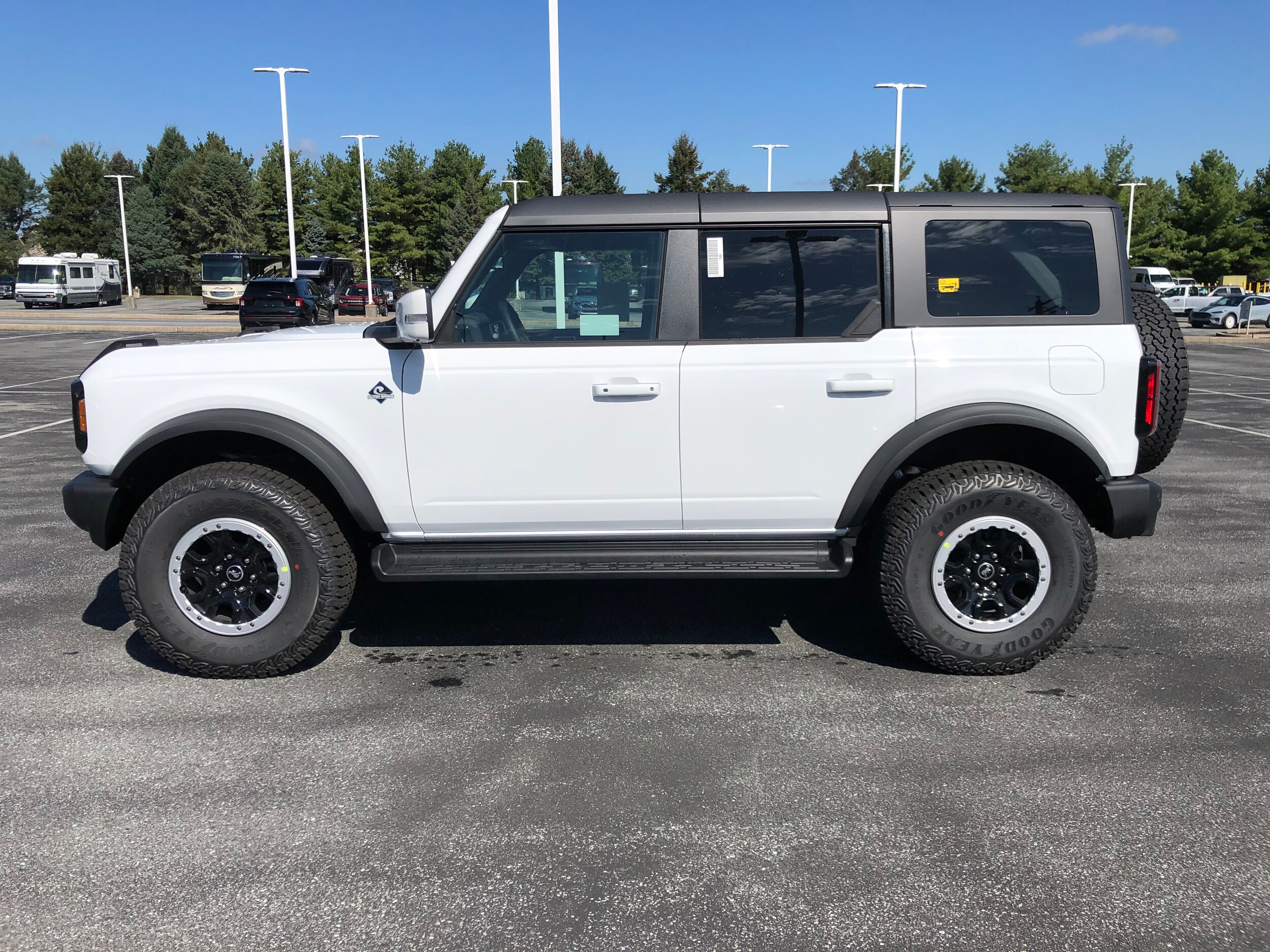 2025 Ford Bronco Outer Banks photo 2