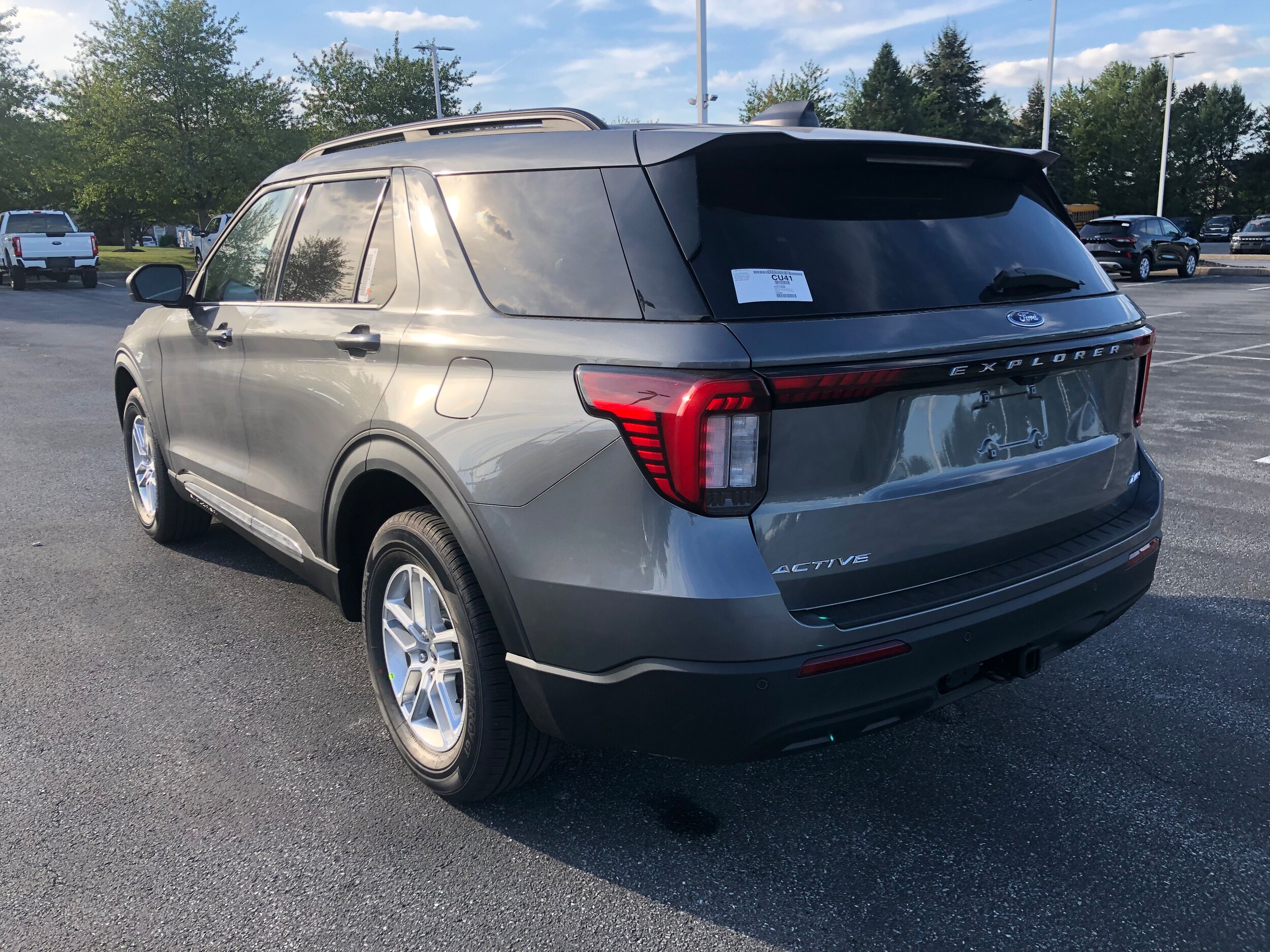 2025 Ford Explorer photo 3