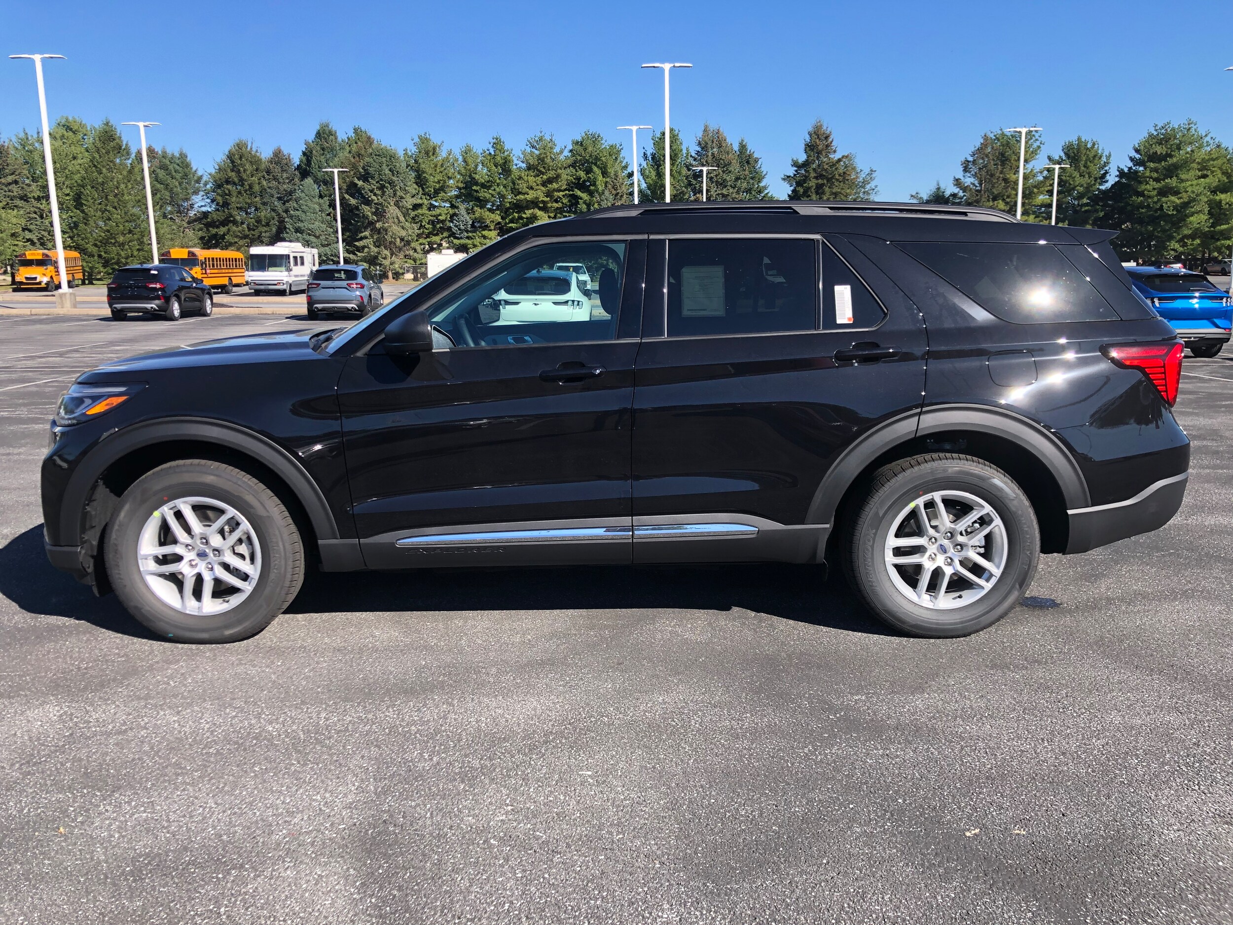 2025 Ford Explorer photo 2