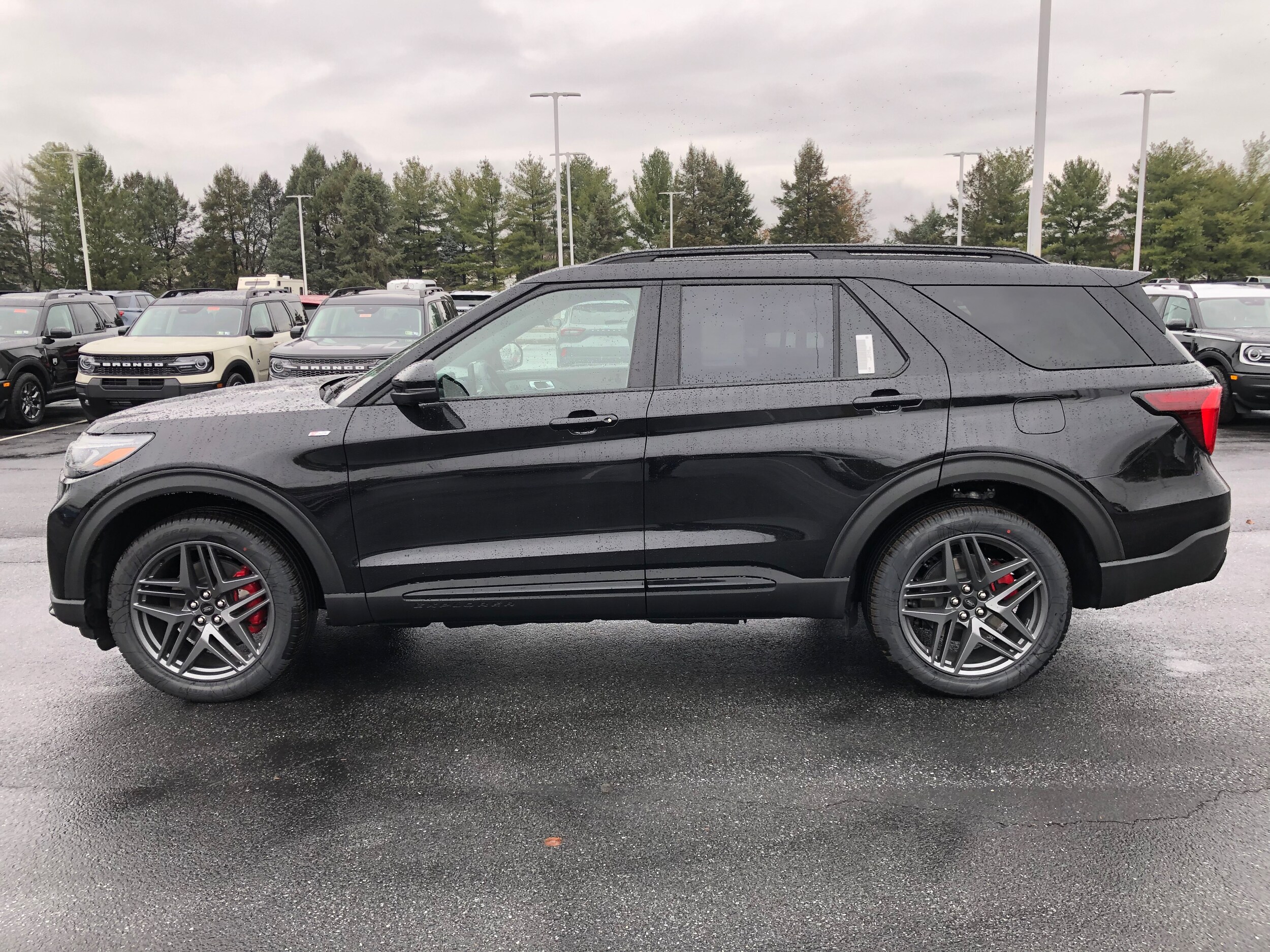 2026 Ford Explorer ST-Line photo 2