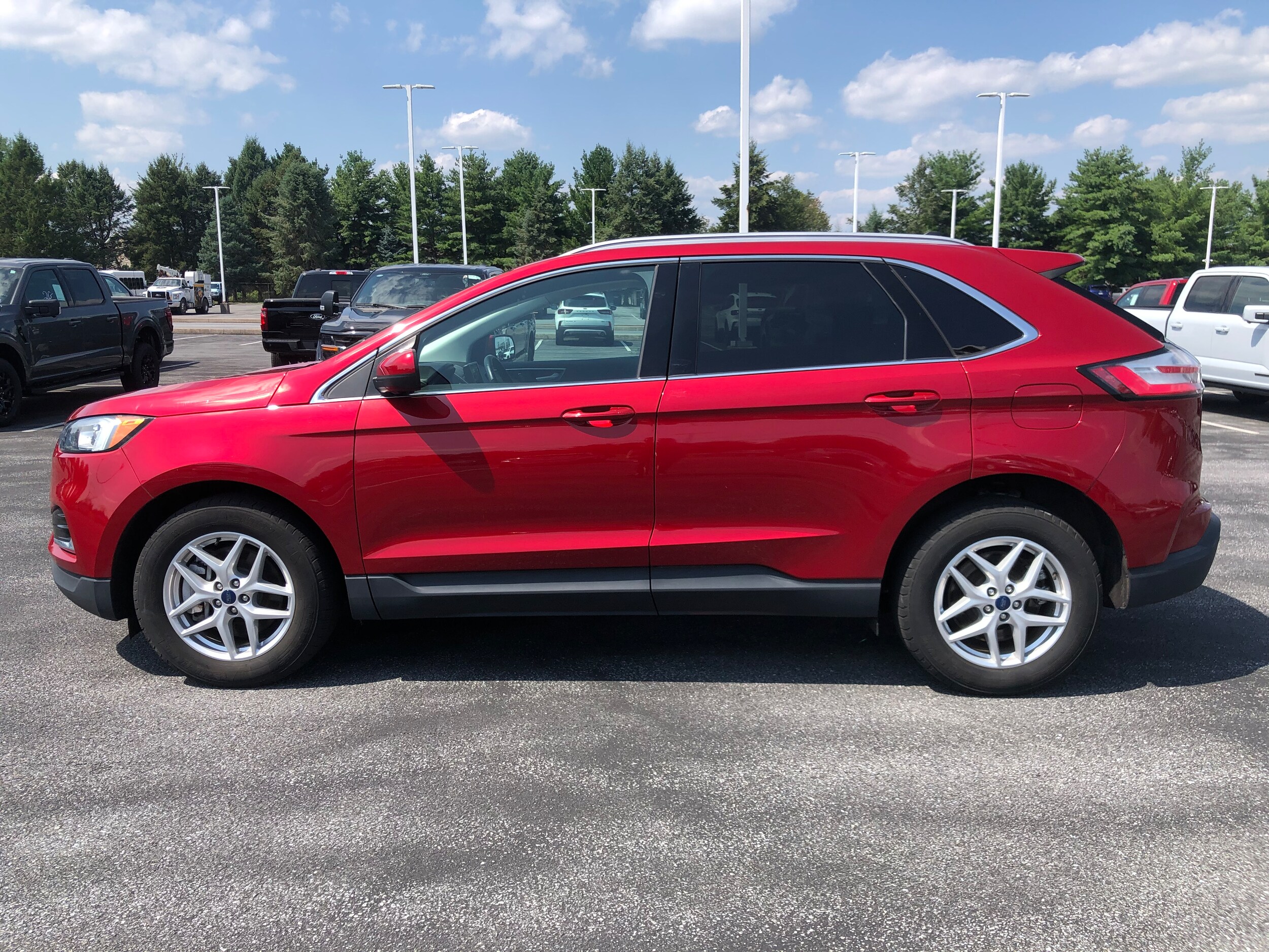 2022 Ford Edge SEL photo 2