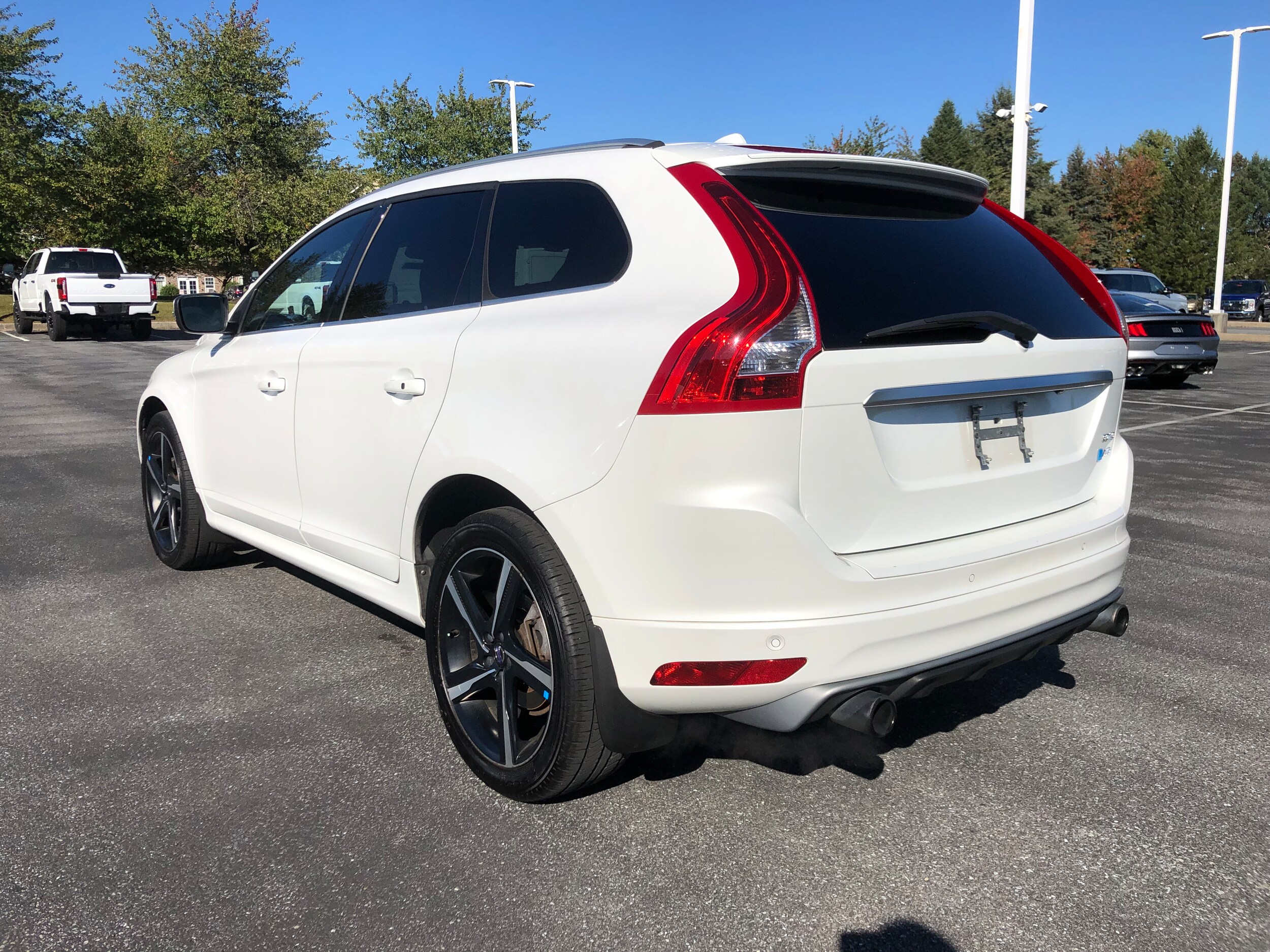 2016 Volvo XC60 T6 R-Design Platinum photo 3