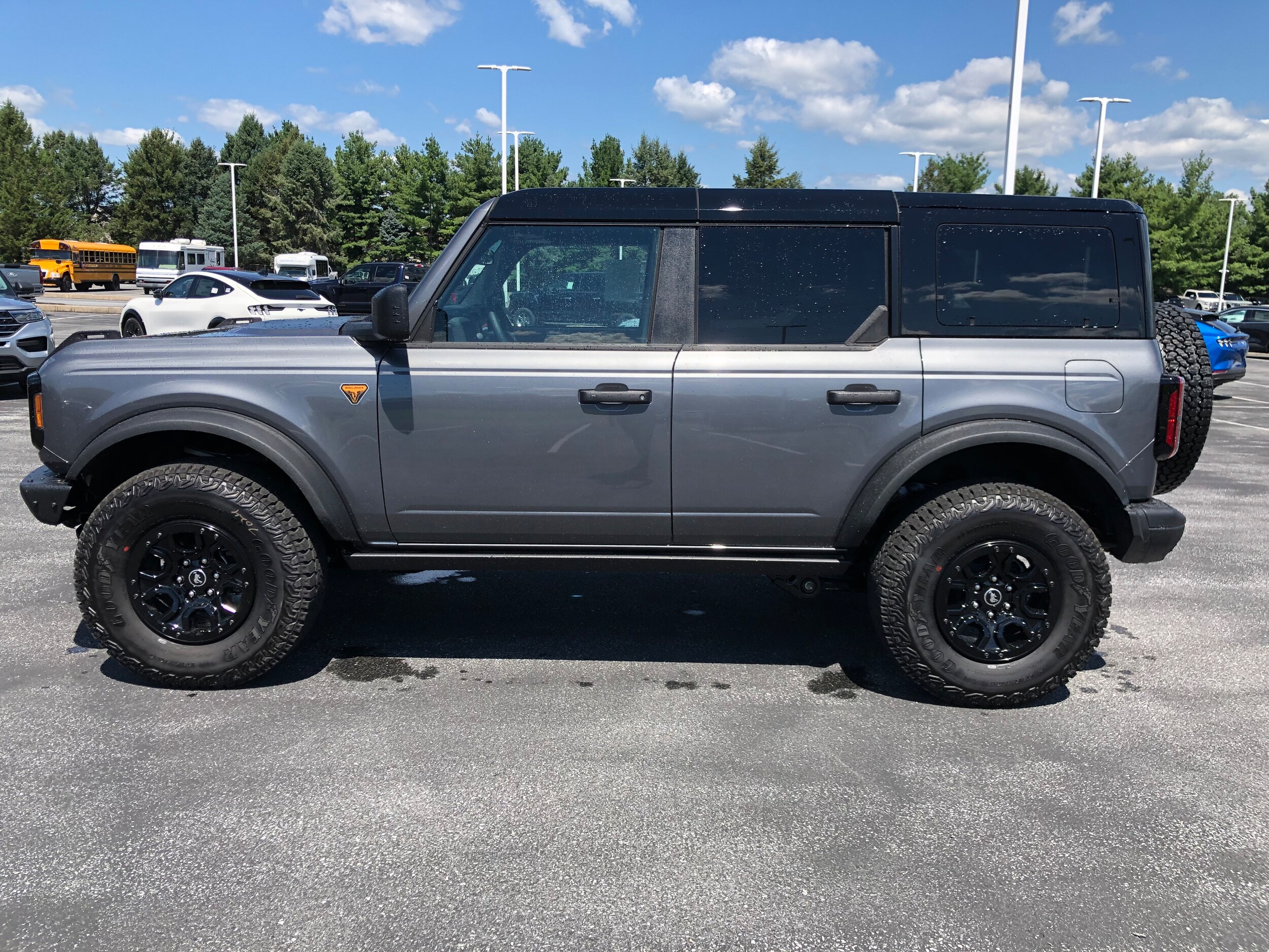2025 Ford Bronco Badlands photo 2