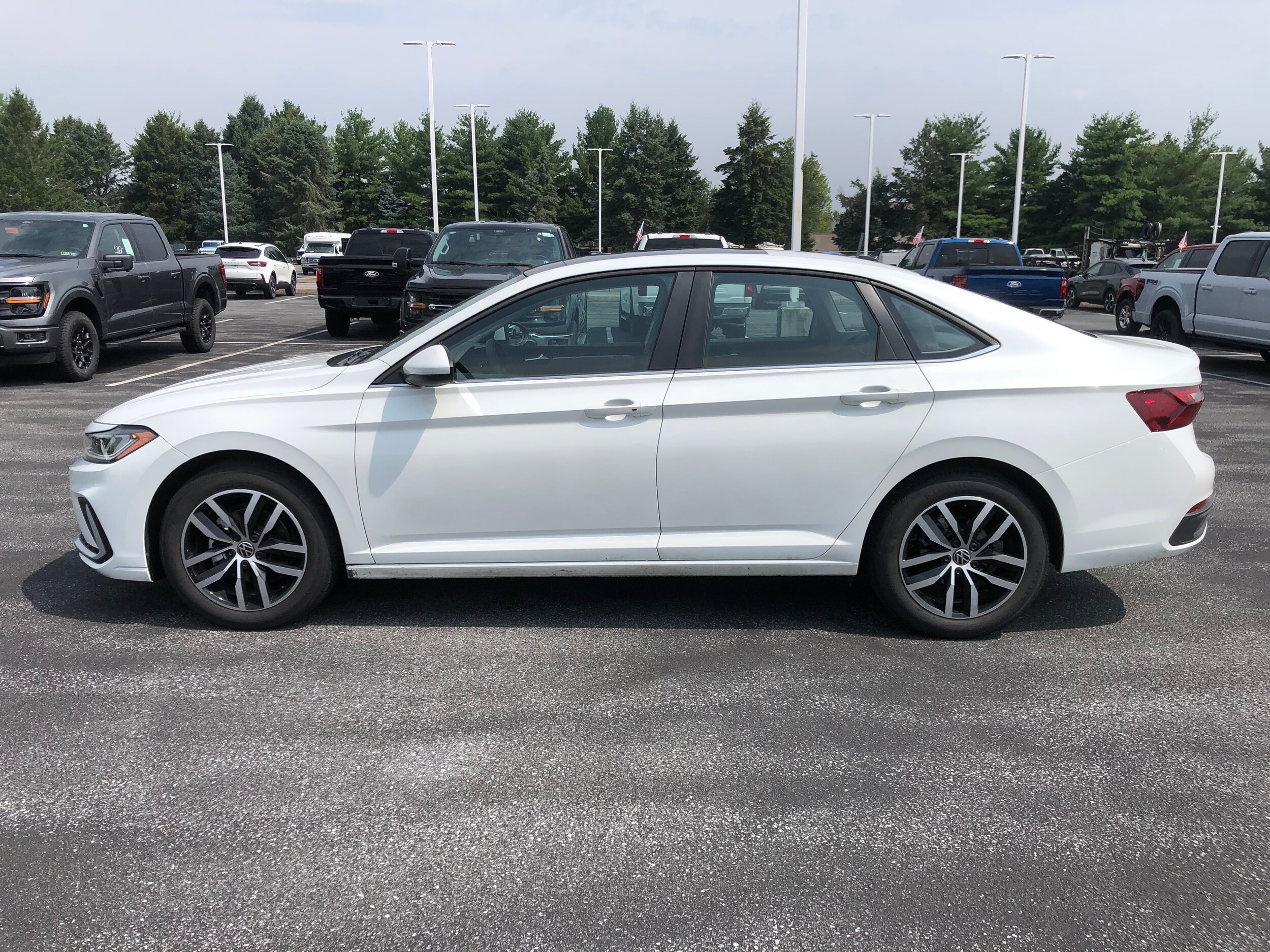 2025 Volkswagen Jetta 1.5T SE photo 2