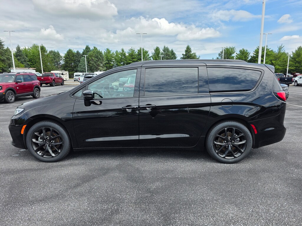 Certified 2025 Chrysler Pacifica Limited Minivan/Van