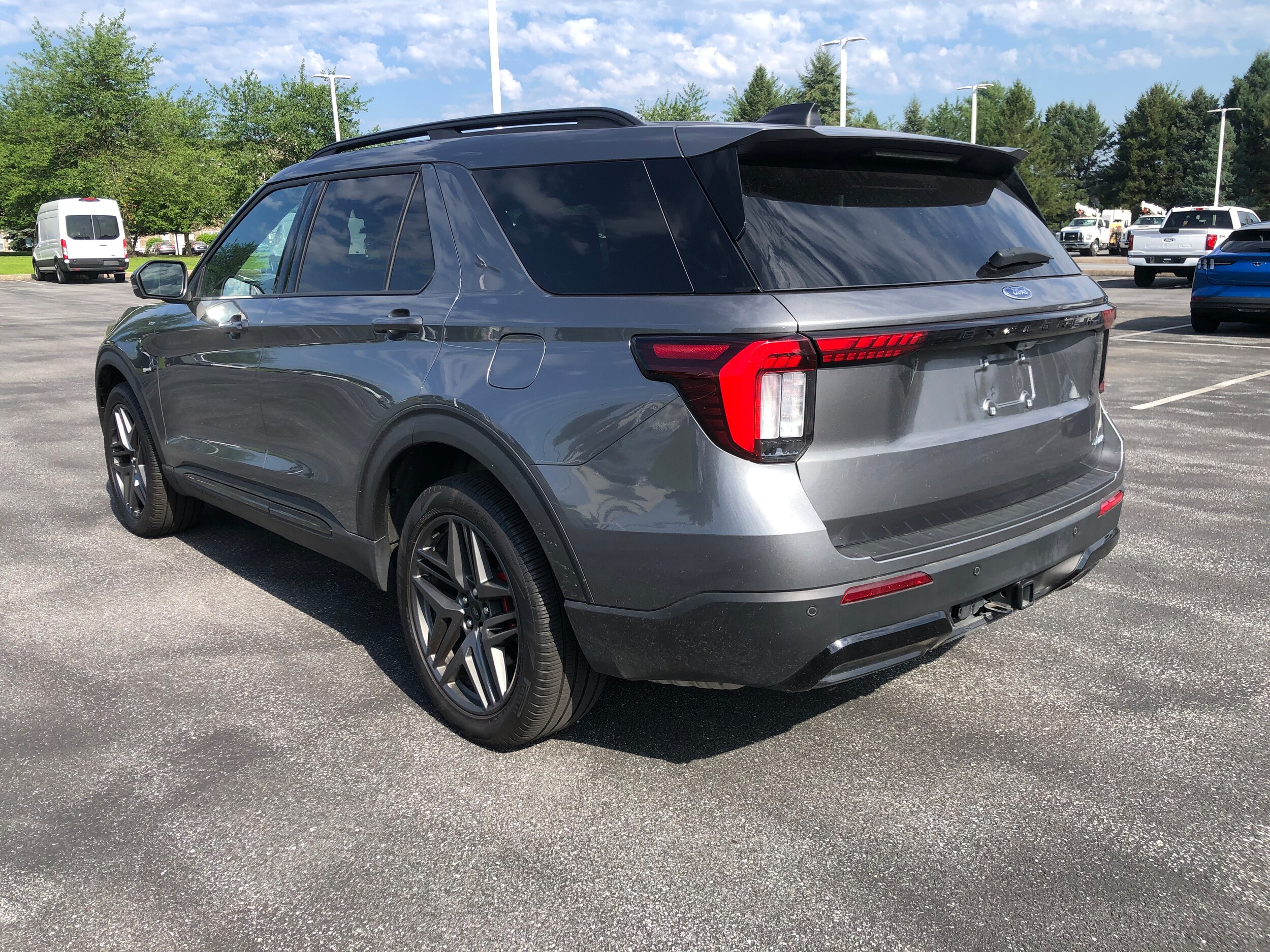 2025 Ford Explorer ST-Line photo 2