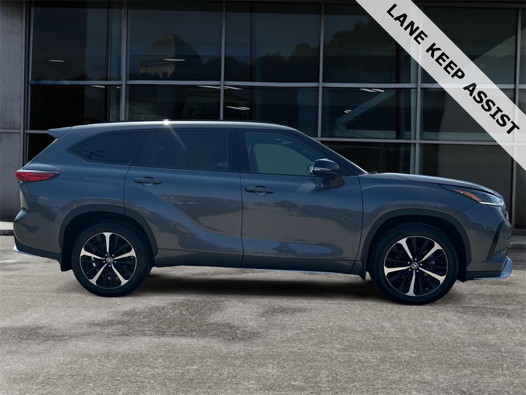 Used 2022 Toyota Highlander XSE with VIN 5TDLZRBH1NS180586 for sale in Grand Island, NY