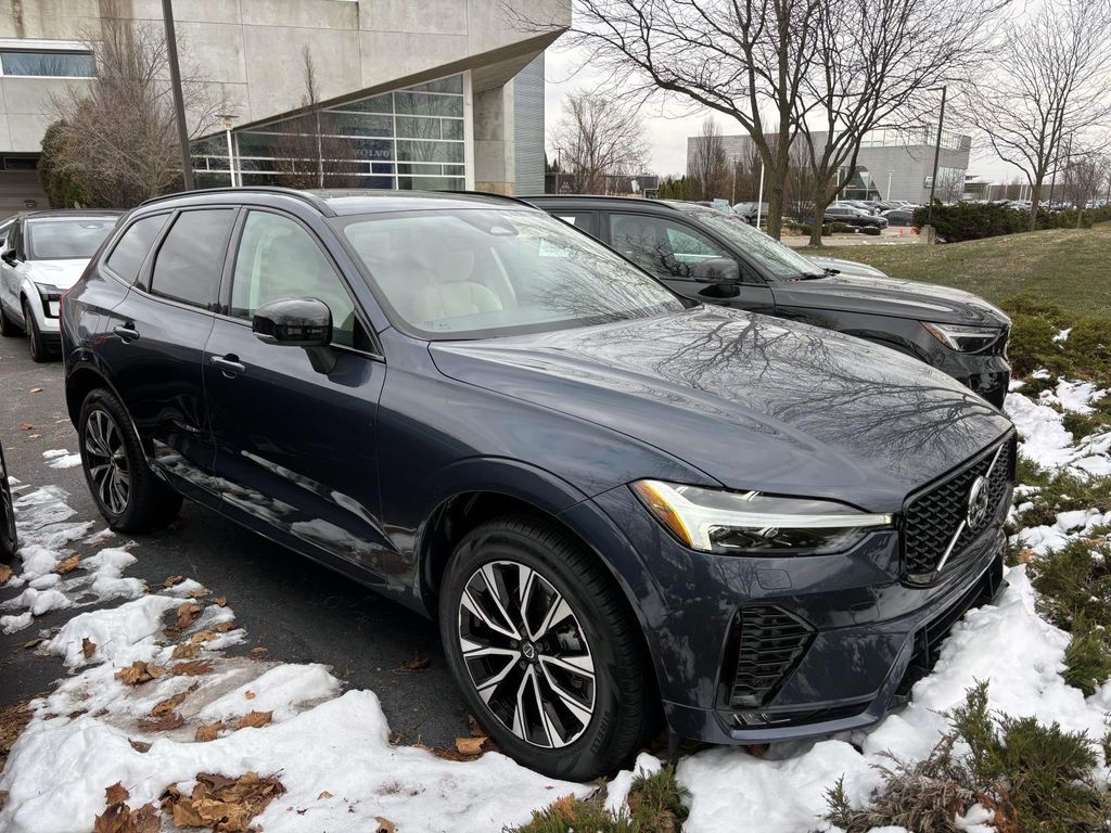 2025 Volvo XC60 Core's photo