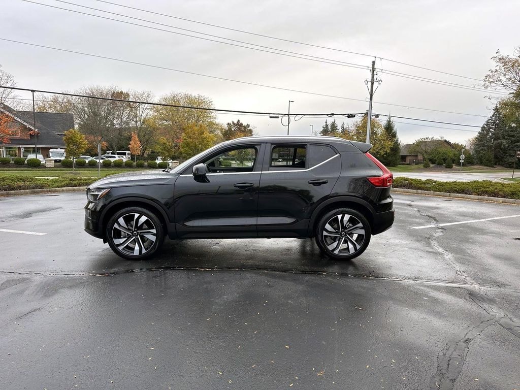 New 2025 Volvo XC40 B5 Plus Bright Theme Sport Utility