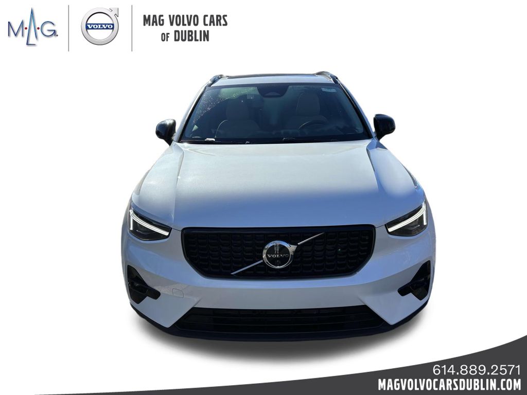 2025 Volvo XC40 Plus photo 2