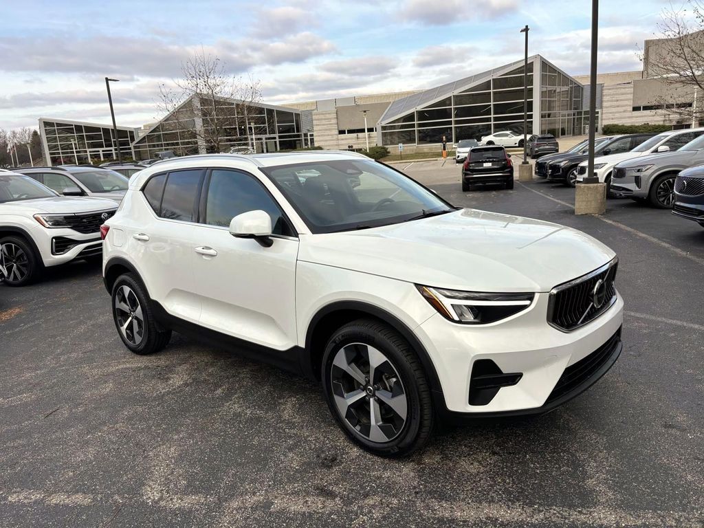 2025 Volvo XC40 Core's photo