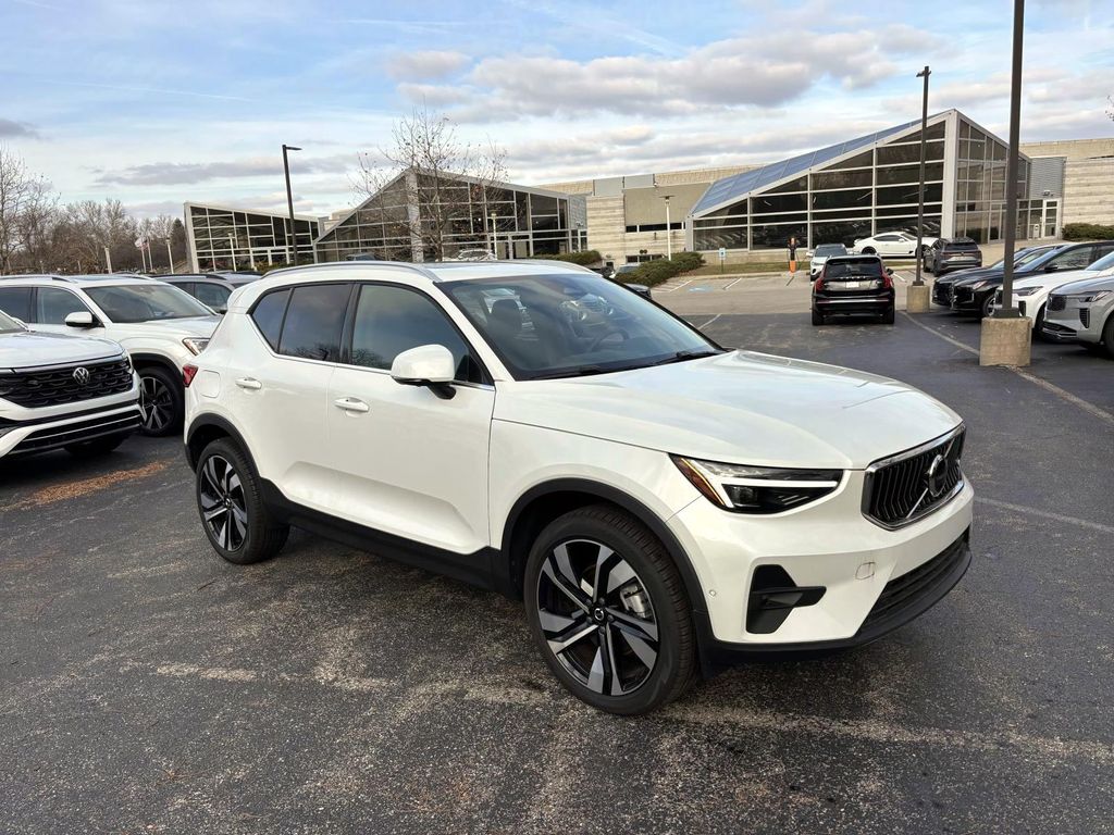 2025 Volvo XC40 Plus's photo