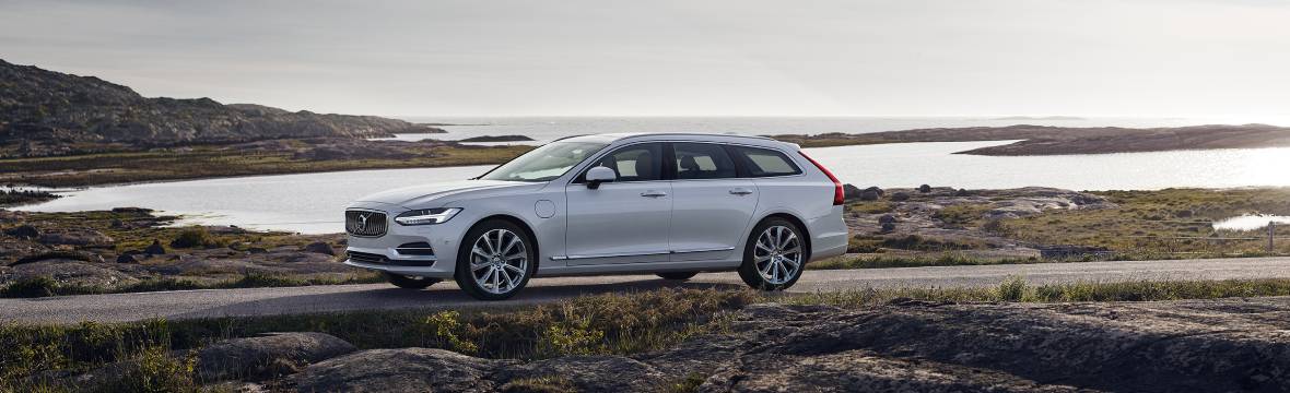 Volvo V90 on the water
