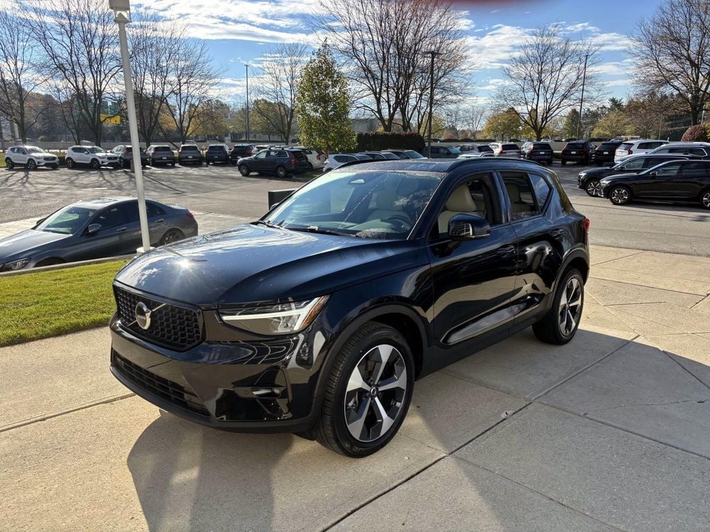 Used 2023 Volvo XC40 B5 Plus Dark Theme Sport Utility