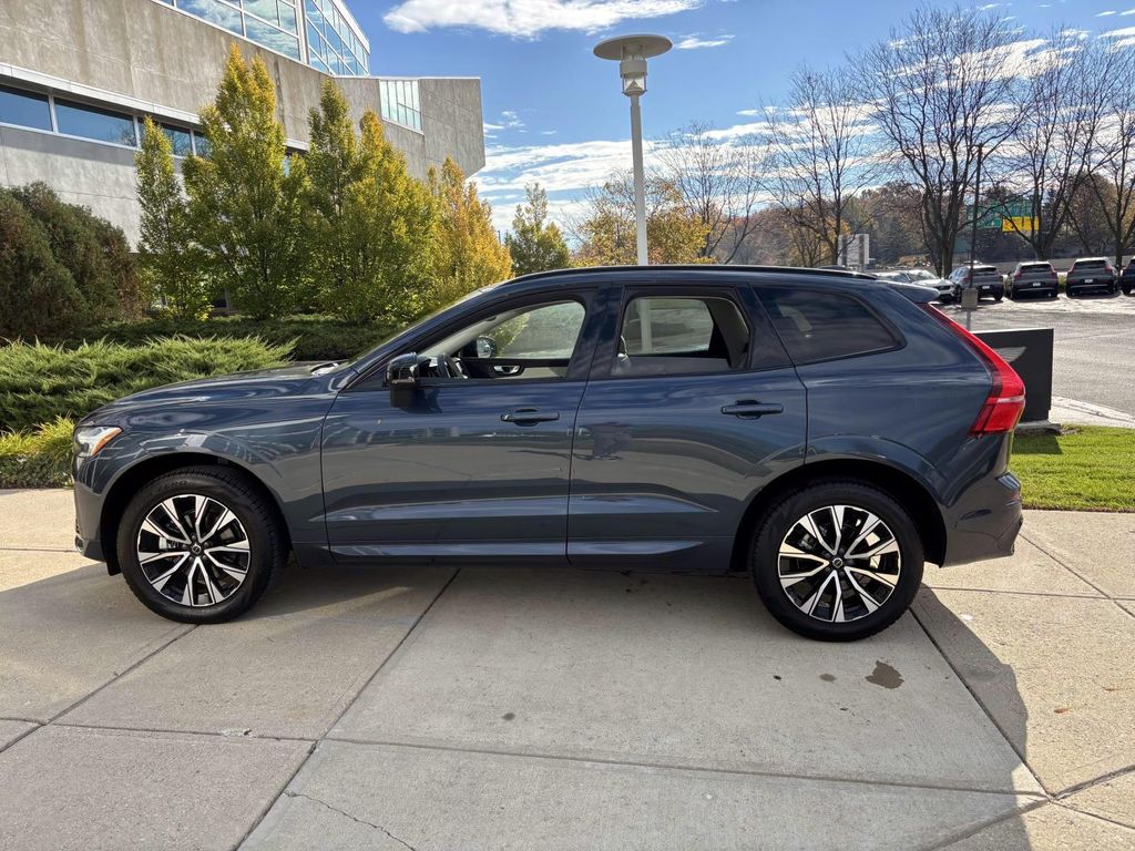 2025 Volvo XC60 B5 Core photo 4