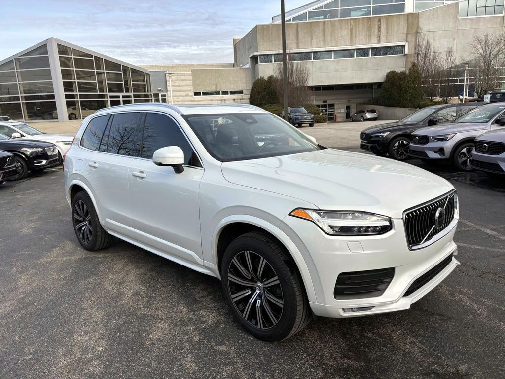 2023 Volvo XC90 Core's photo