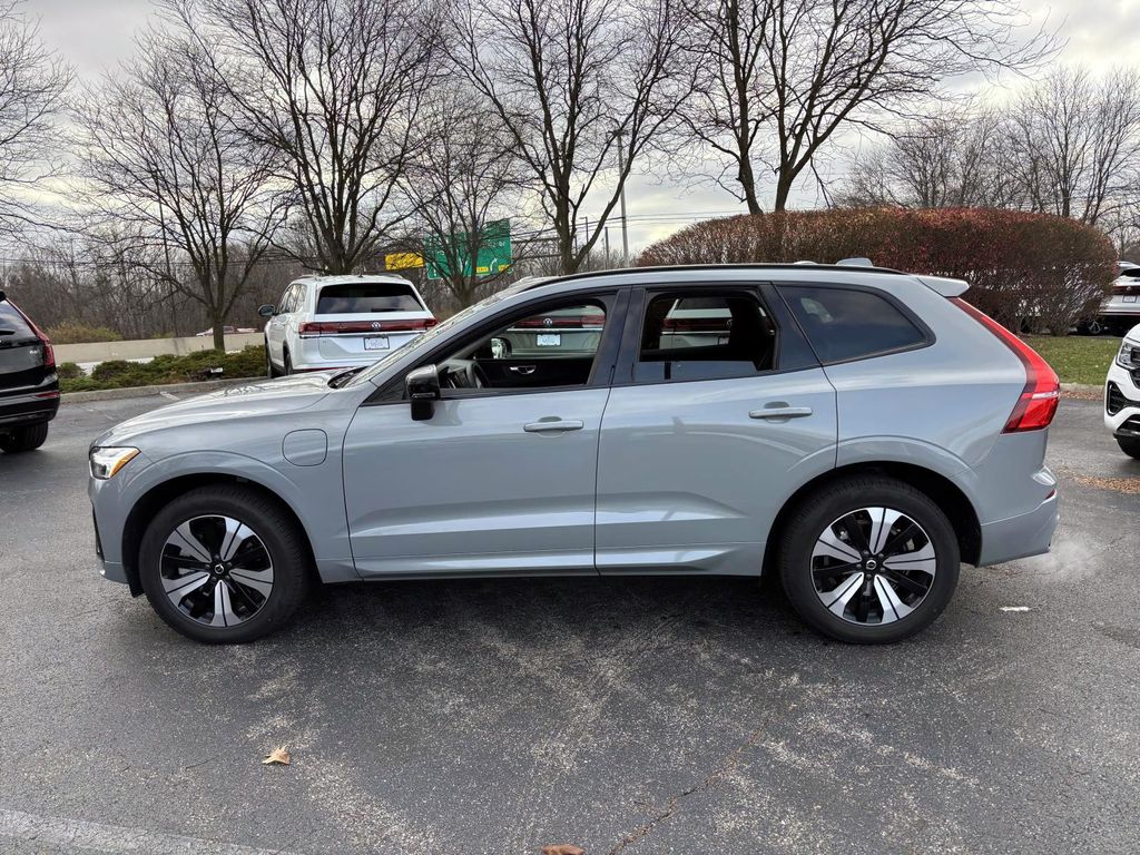 2025 Volvo XC60 Hybrid T8 Core photo 4