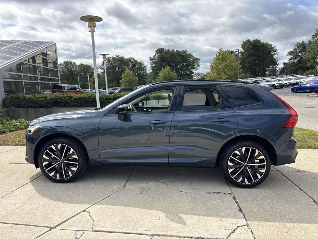 2026 Volvo XC60 B5 photo 4