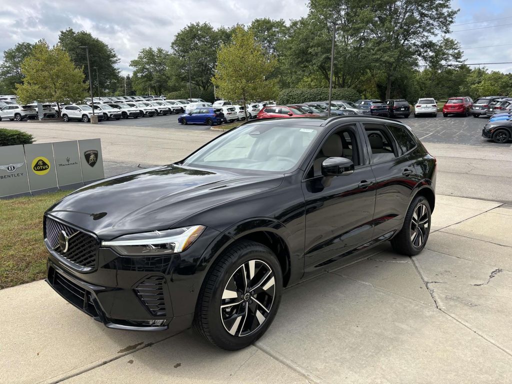 2026 Volvo XC60 B5 Plus photo 3