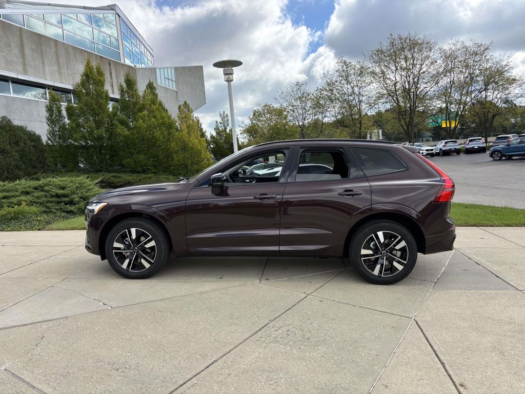 2026 Volvo XC60 B5 Plus photo 4