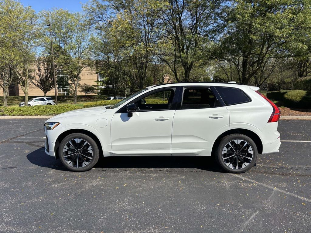 2026 Volvo XC60 Hybrid T8 Plus photo 4