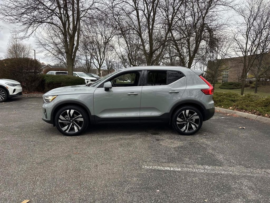 New 2025 Volvo XC40 B5 Ultra Bright Theme Sport Utility