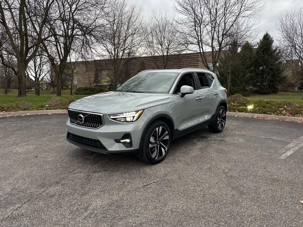 New 2025 Volvo XC40 B5 Ultra Bright Theme Sport Utility