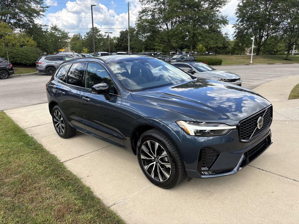2025 Volvo XC60 Core's photo