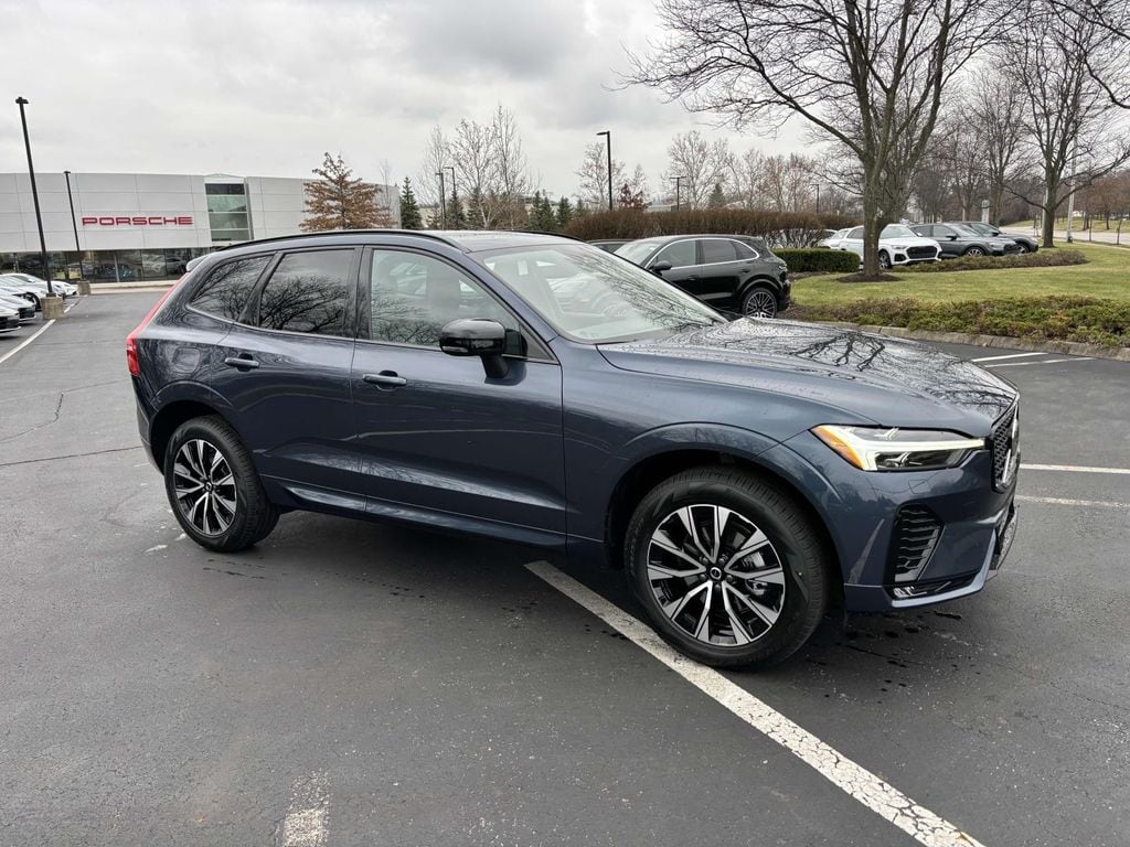 2025 Volvo XC60 Core's photo