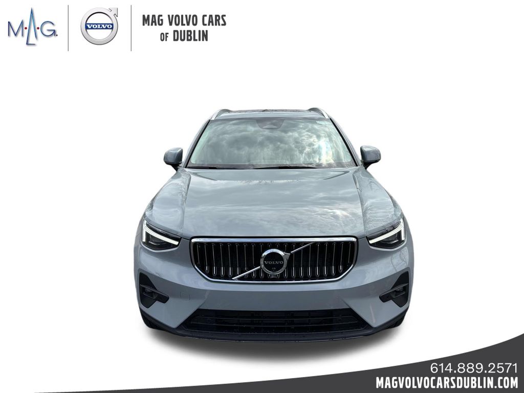 2025 Volvo XC40 photo 2