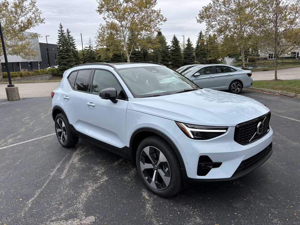 2026 Volvo XC40 Plus's photo