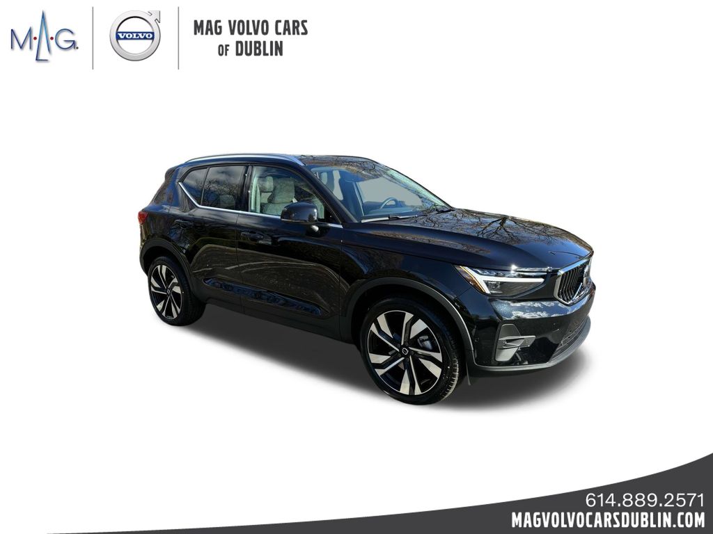 2025 Volvo XC40 B5 Plus Bright Theme