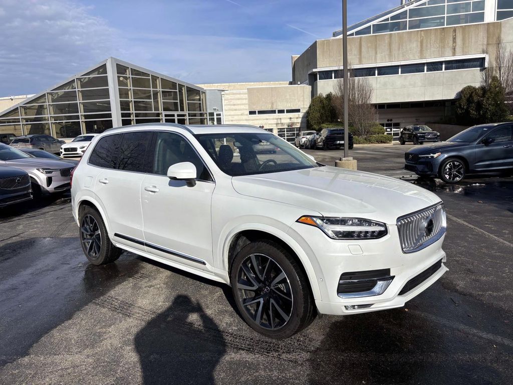 2024 Volvo XC90 Plus's photo