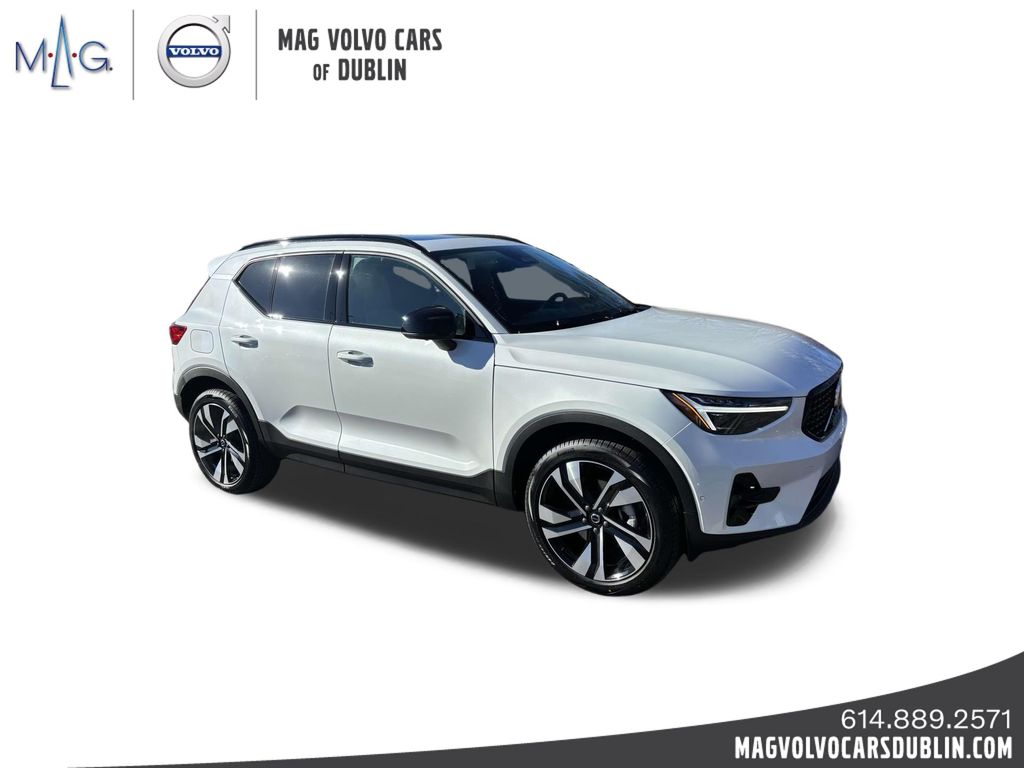 2025 Volvo XC40 B5 Plus Dark Theme