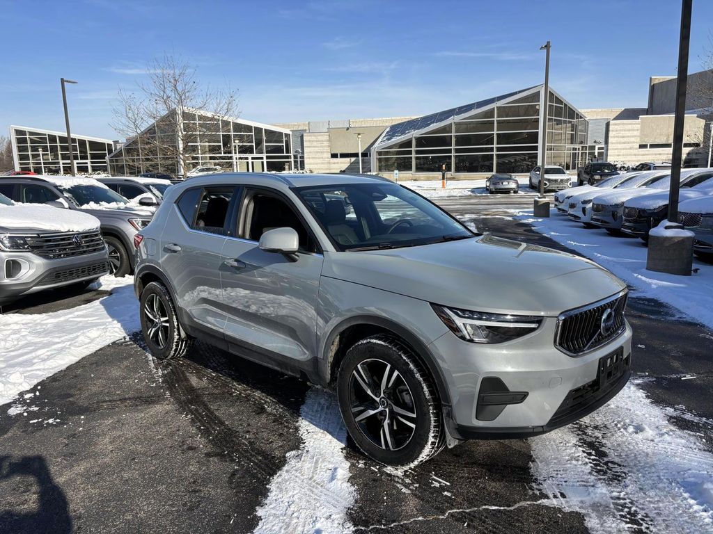 2025 Volvo XC40