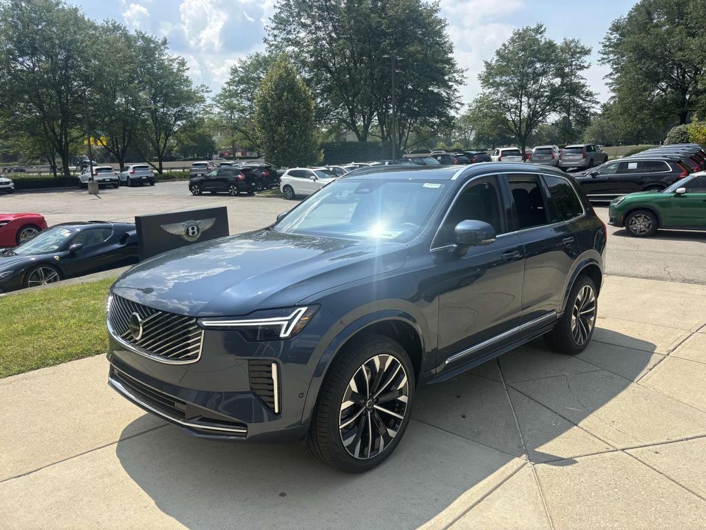 2026 Volvo XC90 B5 Plus photo 3
