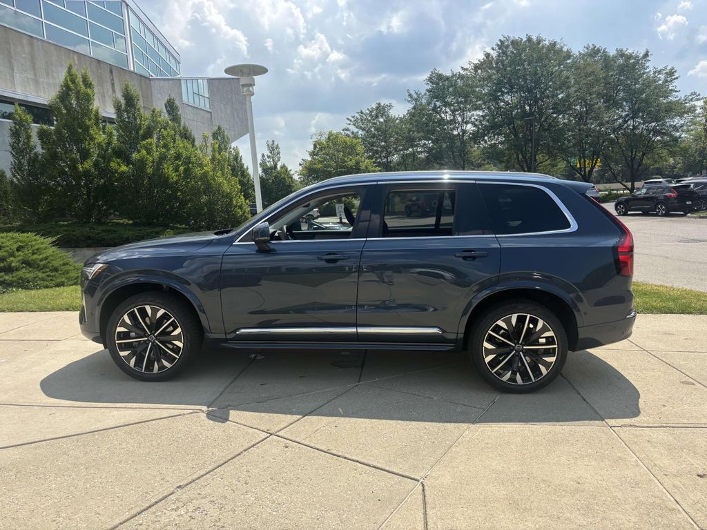 2026 Volvo XC90 B5 Plus photo 4