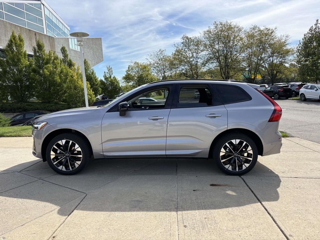 2026 Volvo XC60 B5 Plus photo 3