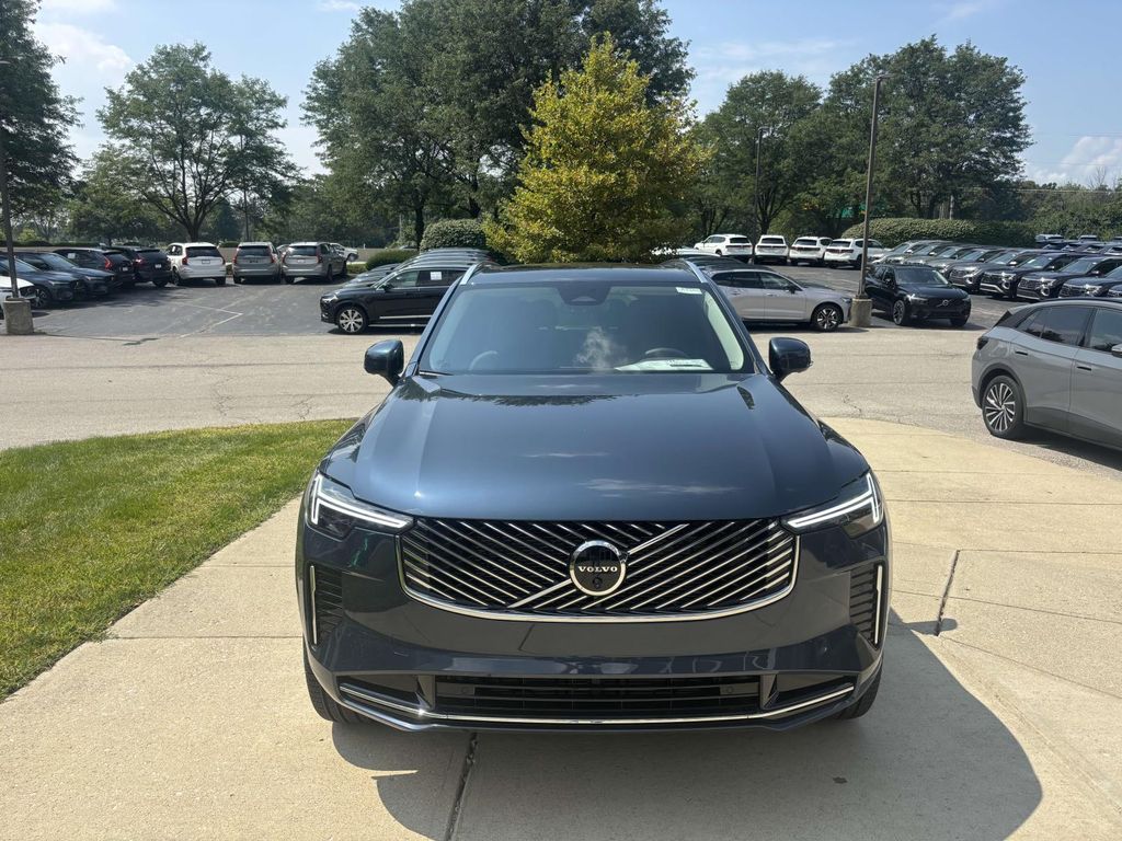 2026 Volvo XC90 B5 Plus photo 2