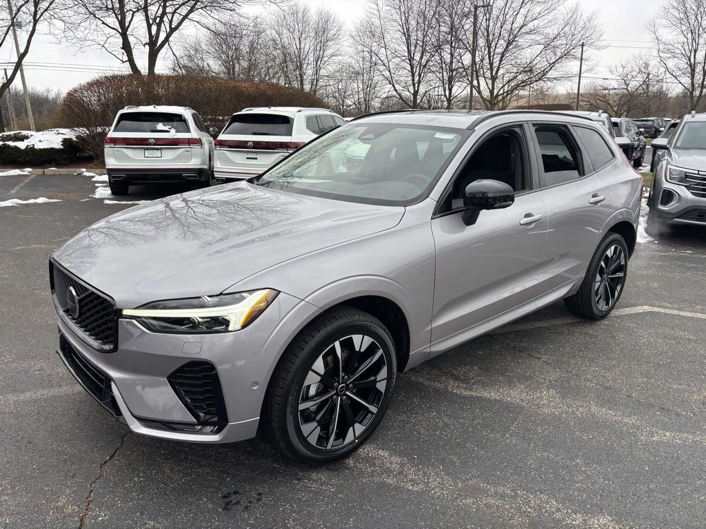 2026 Volvo XC60 B5 Plus photo 3